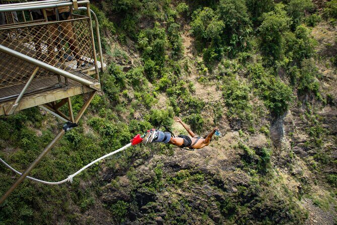 Shearwater Bungee Jump Victoria Falls Bridge - Victoria Falls Bridge: the 111-meter jump right at the border