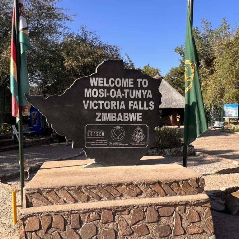 Victoria Falls: Private Guided Tour of the Waterfalls - Pickup and the short ride to the falls